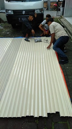 Rolling door slat besi